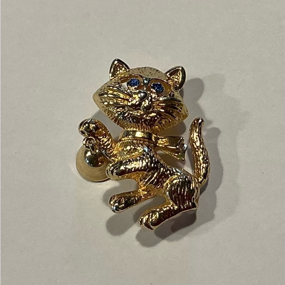 Vintage Avon Frisky Kitty Brooch with Blue Rhinestones Eyes and a little Bell